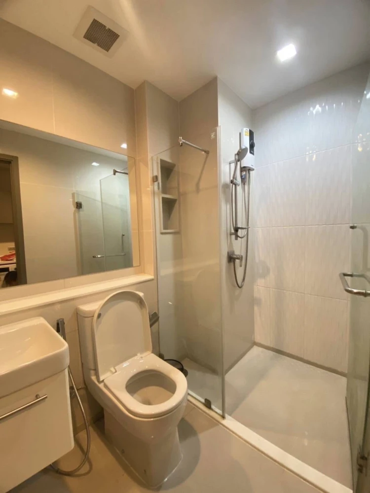 For rent: Life Asoke Hype, spacious room, lots of usable space, comes with a large sofa, nice view, book now