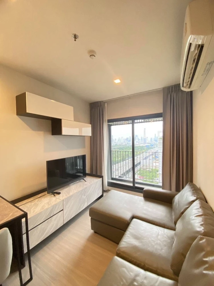 For rent: Life Asoke Hype, spacious room, lots of usable space, comes with a large sofa, nice view, book now