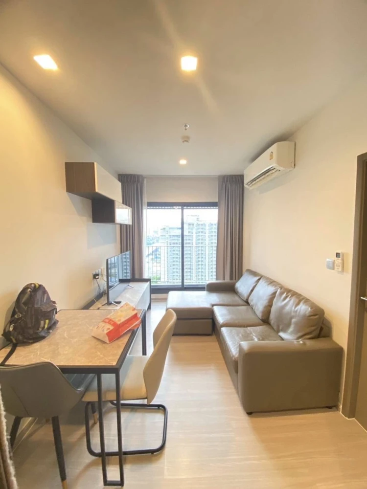 For rent: Life Asoke Hype, spacious room, lots of usable space, comes with a large sofa, nice view, book now