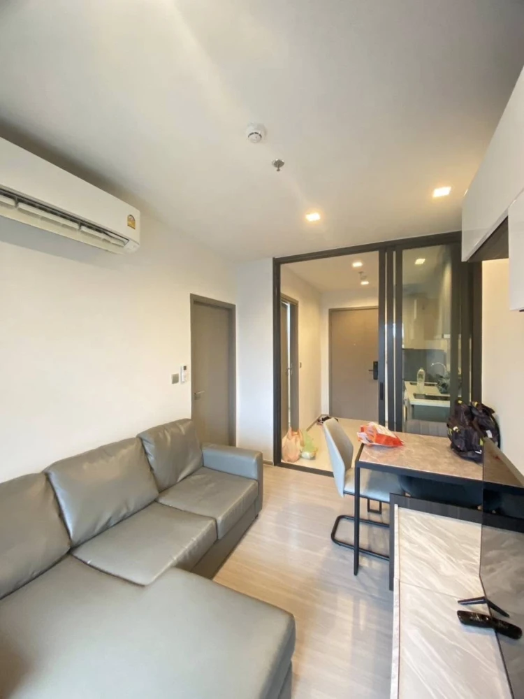 For rent: Life Asoke Hype, spacious room, lots of usable space, comes with a large sofa, nice view, book now