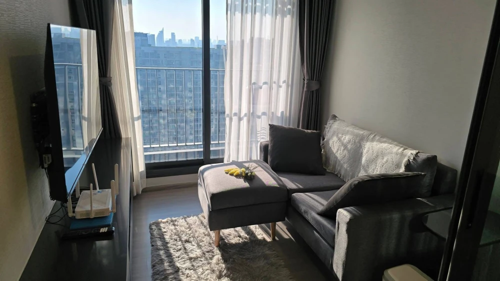 For rent: Life Asoke Hype, high floor unit, comfortable living, fully equipped with amenities. Book now!