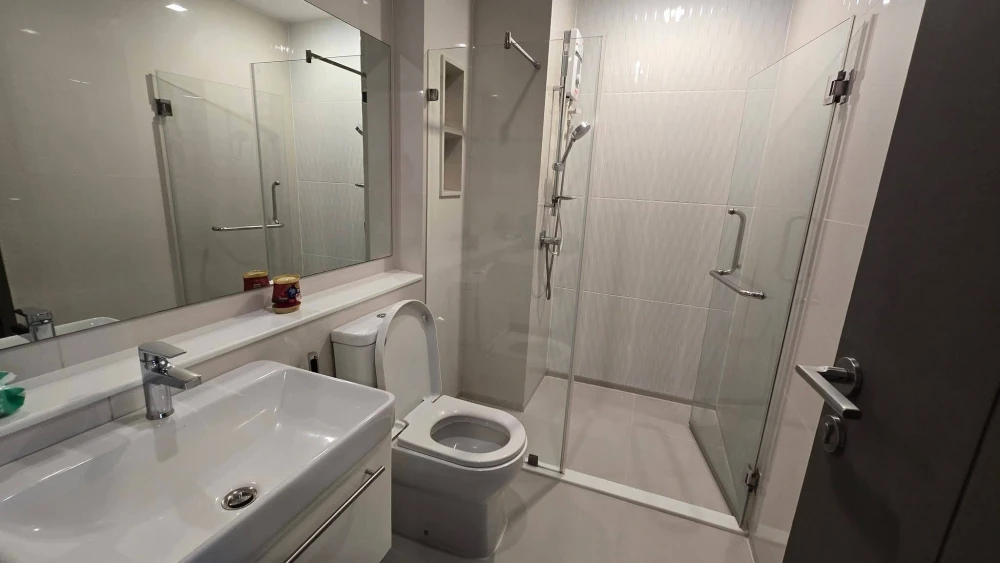 For rent: Life Asoke Hype, high floor unit, comfortable living, fully equipped with amenities. Book now!