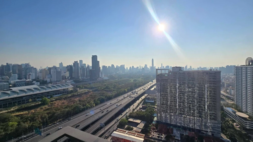 For rent: Life Asoke Hype, high floor unit, comfortable living, fully equipped with amenities. Book now!