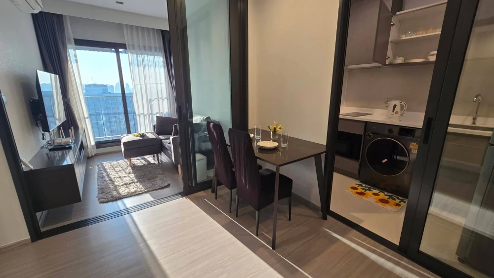 For rent: Life Asoke Hype, high floor unit, comfortable living, fully equipped with amenities. Book now!
