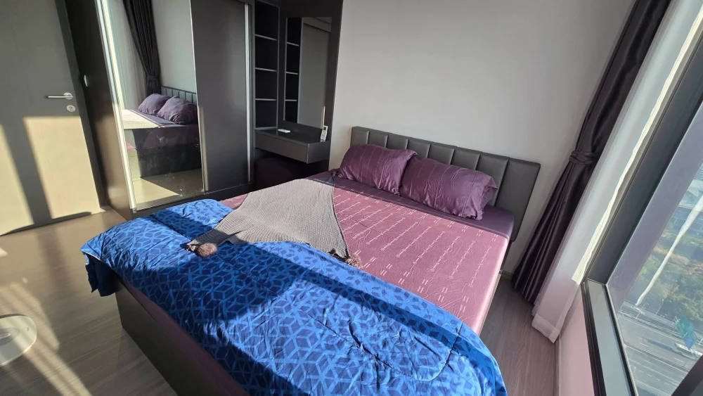 For rent: Life Asoke Hype, high floor unit, comfortable living, fully equipped with amenities. Book now!