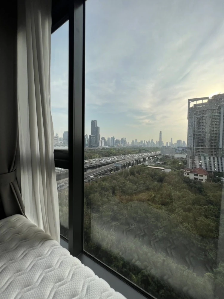 For rent: Life Asoke Hype, 10th floor, fully furnished, well-designed unit. Don't miss this great opportunity!