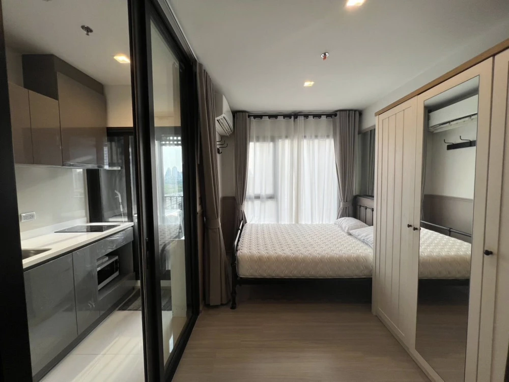 For rent: Life Asoke Hype, 10th floor, fully furnished, well-designed unit. Don't miss this great opportunity!