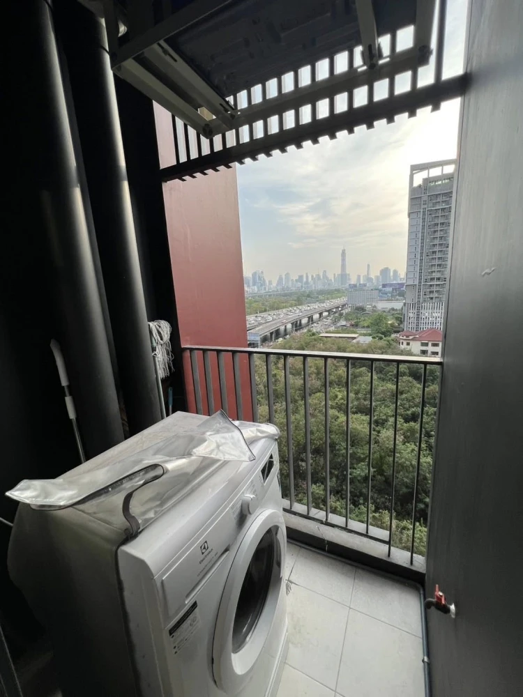 For rent: Life Asoke Hype, 10th floor, fully furnished, well-designed unit. Don't miss this great opportunity!