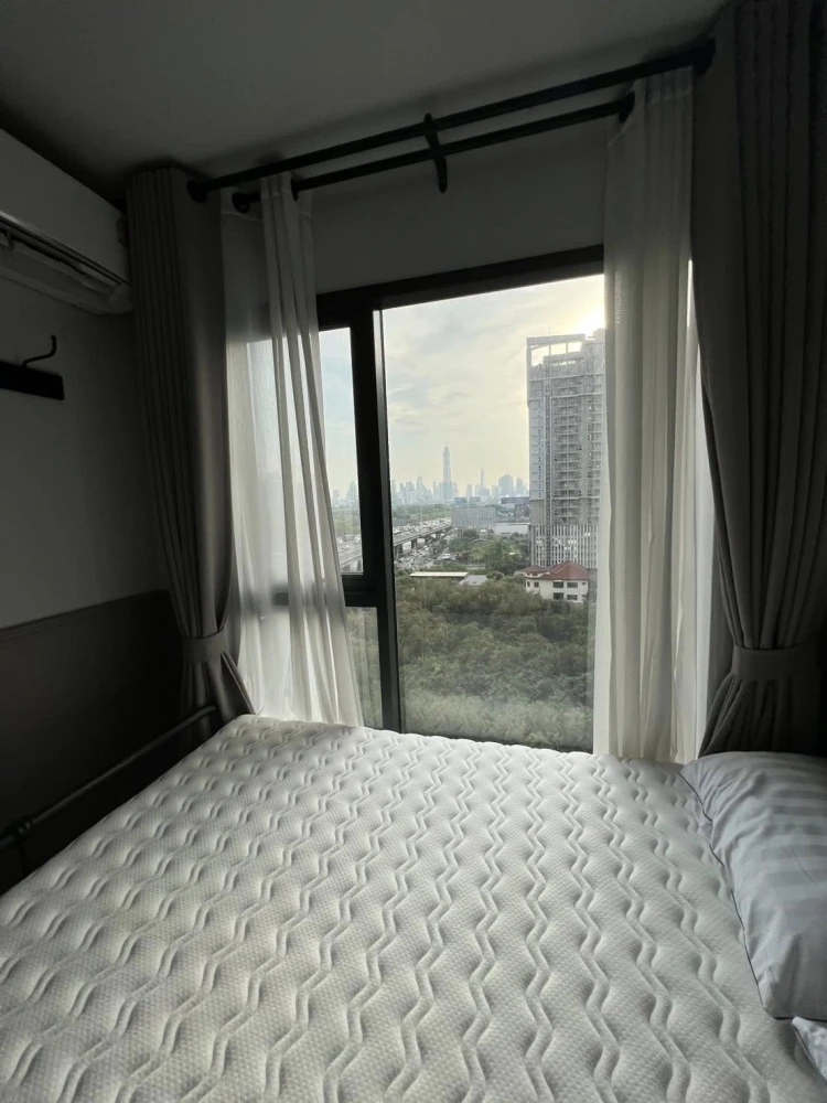 For rent: Life Asoke Hype, 10th floor, fully furnished, well-designed unit. Don't miss this great opportunity!
