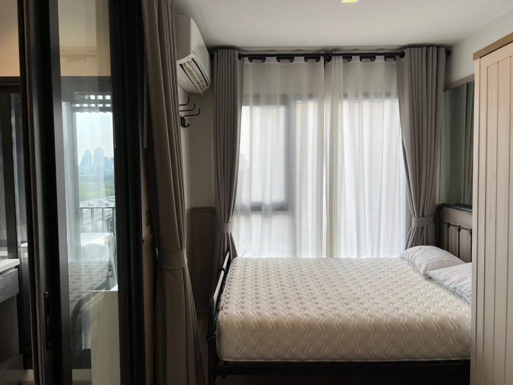 For rent: Life Asoke Hype, 10th floor, fully furnished, well-designed unit. Don't miss this great opportunity!