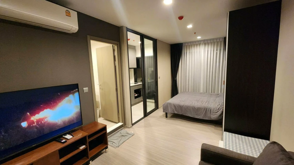 For rent: Life Asoke Hype, a great-living unit with complete amenities on the 25th floor offering high-floor views at a good price. Book now, don't mi