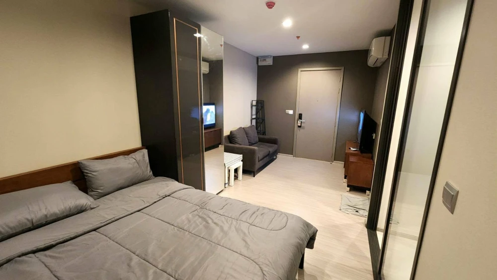 For rent: Life Asoke Hype, a great-living unit with complete amenities on the 25th floor offering high-floor views at a good price. Book now, don't mi