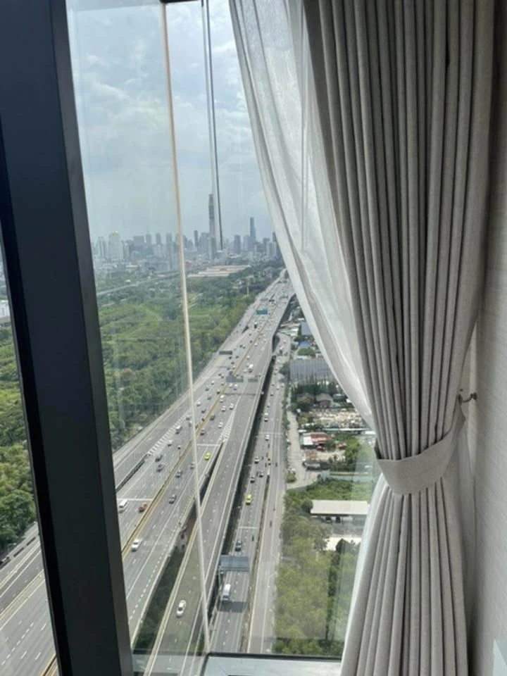 For rent: Life Asoke Hype, a luxurious room with fully furnished and ready to move in, just move in.