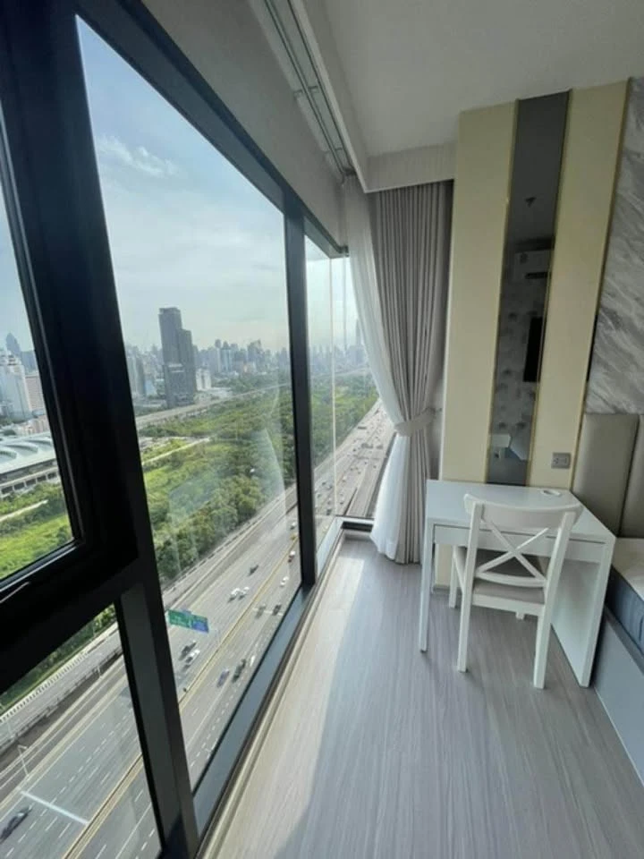For rent: Life Asoke Hype, a luxurious room with fully furnished and ready to move in, just move in.