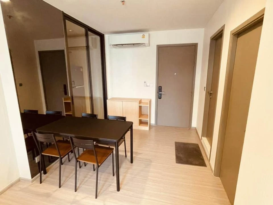 For rent: Life Asoke Hype, a luxurious room with fully furnished and ready to move in, just move in.