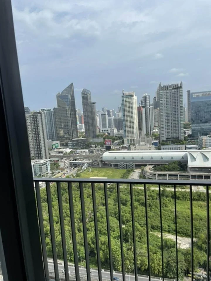 For rent: Life Asoke Hype, a luxurious room with fully furnished and ready to move in, just move in.