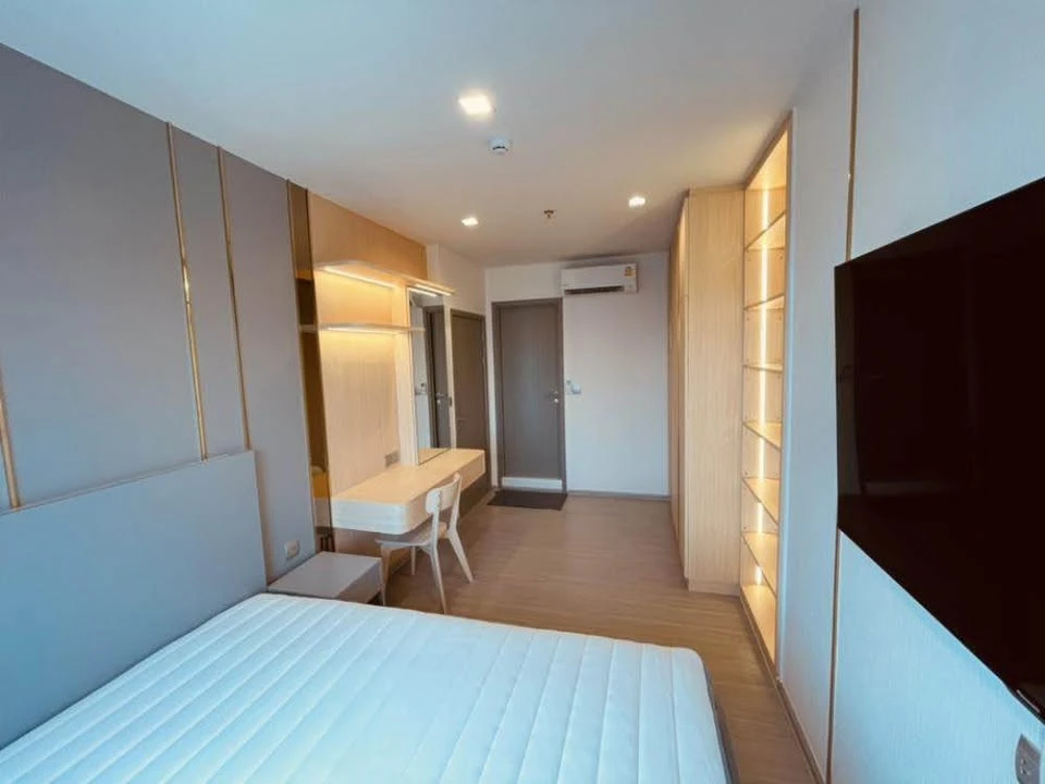 For rent: Life Asoke Hype, a luxurious room with fully furnished and ready to move in, just move in.