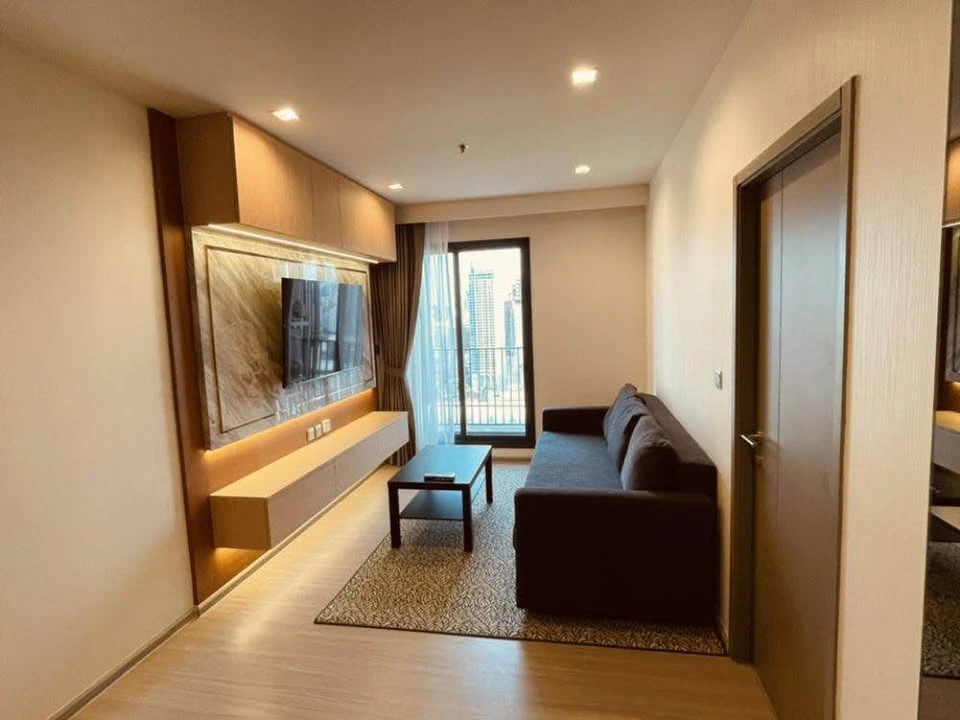 For rent: Life Asoke Hype, a luxurious room with fully furnished and ready to move in, just move in.