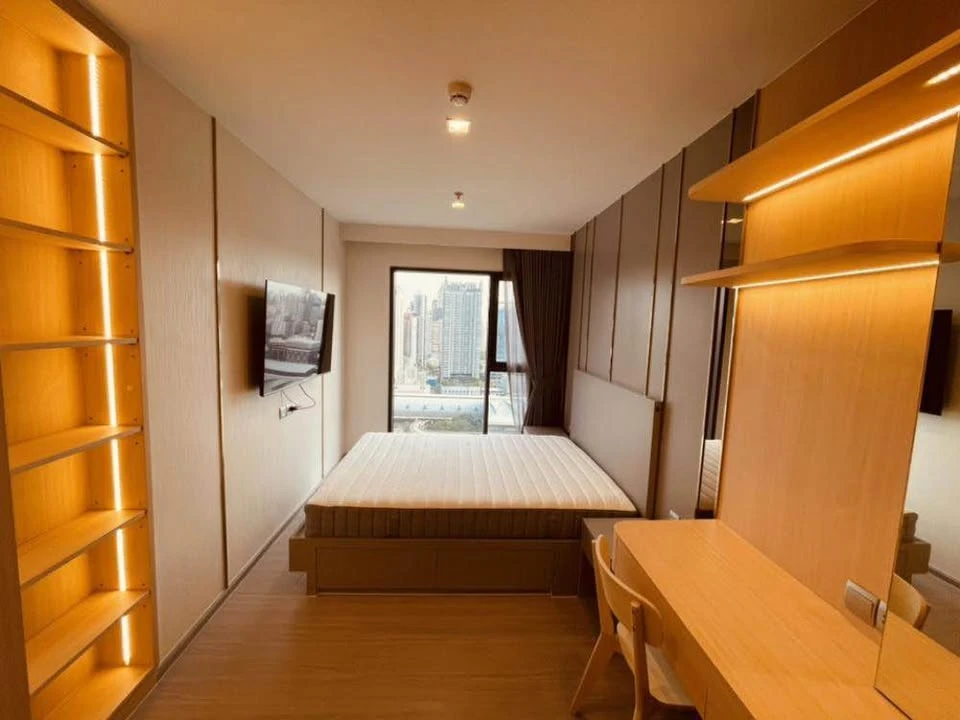 For rent: Life Asoke Hype, a luxurious room with fully furnished and ready to move in, just move in.
