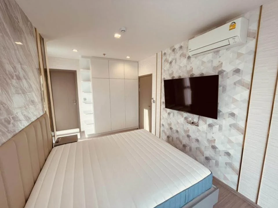 For rent: Life Asoke Hype, a luxurious room with fully furnished and ready to move in, just move in.