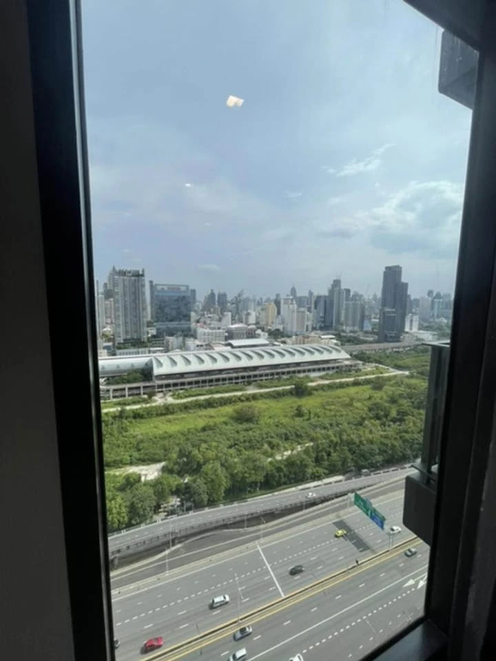 For rent: Life Asoke Hype, a luxurious room with fully furnished and ready to move in, just move in.