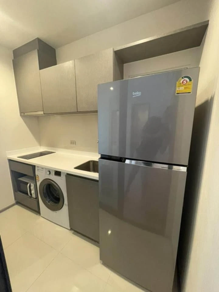 For rent: Life Asoke Hype, a luxurious room with fully furnished and ready to move in, just move in.