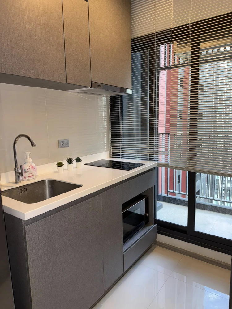 For rent: Life Asoke Hype, room on a very high floor, not next to the garbage room, not next to the elevator, with beautiful, premium furniture. Book