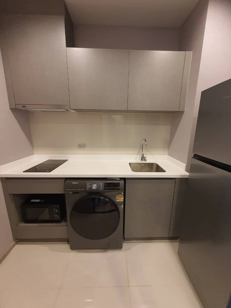 For rent: Life Asoke Hype, a beautifully decorated room with an auspicious room number, built-in walls and quality furniture. Reserve now!