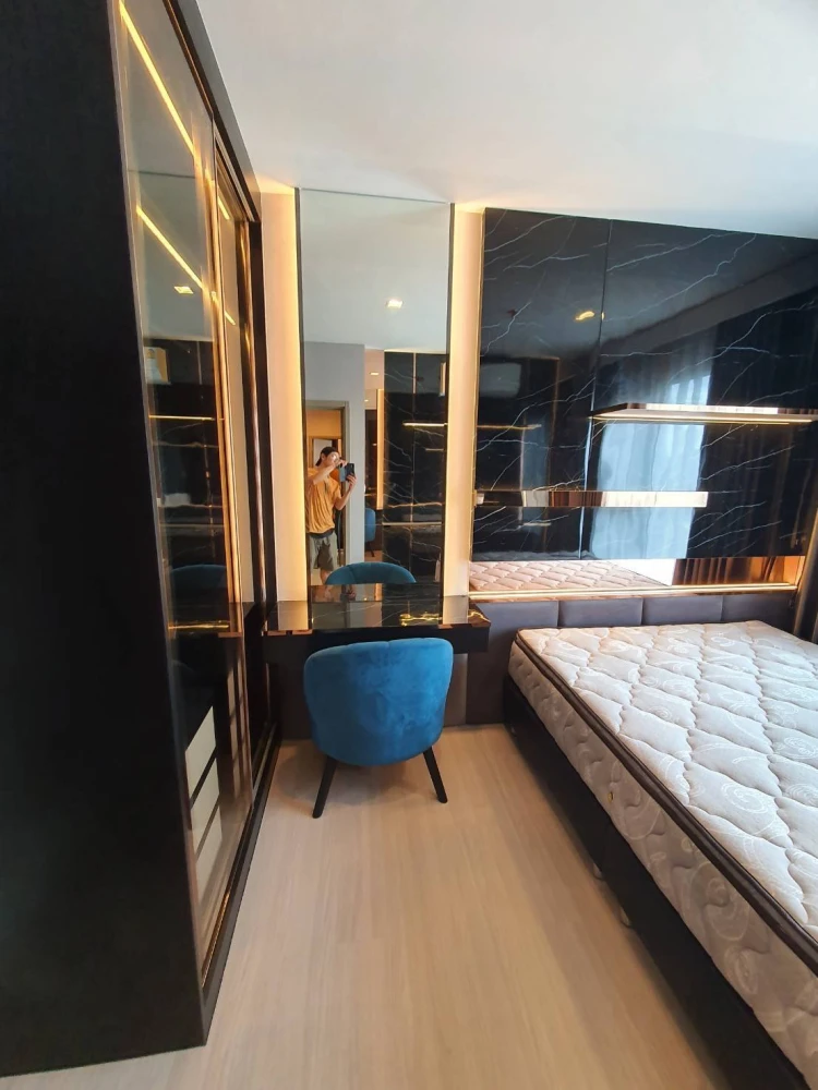 For rent: Life Asoke Hype, a beautifully decorated room with an auspicious room number, built-in walls and quality furniture. Reserve now!