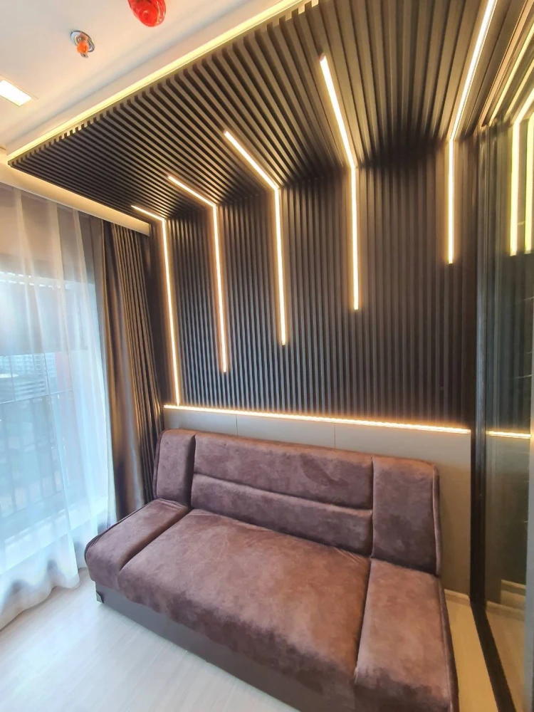 For rent: Life Asoke Hype, a beautifully decorated room with an auspicious room number, built-in walls and quality furniture. Reserve now!