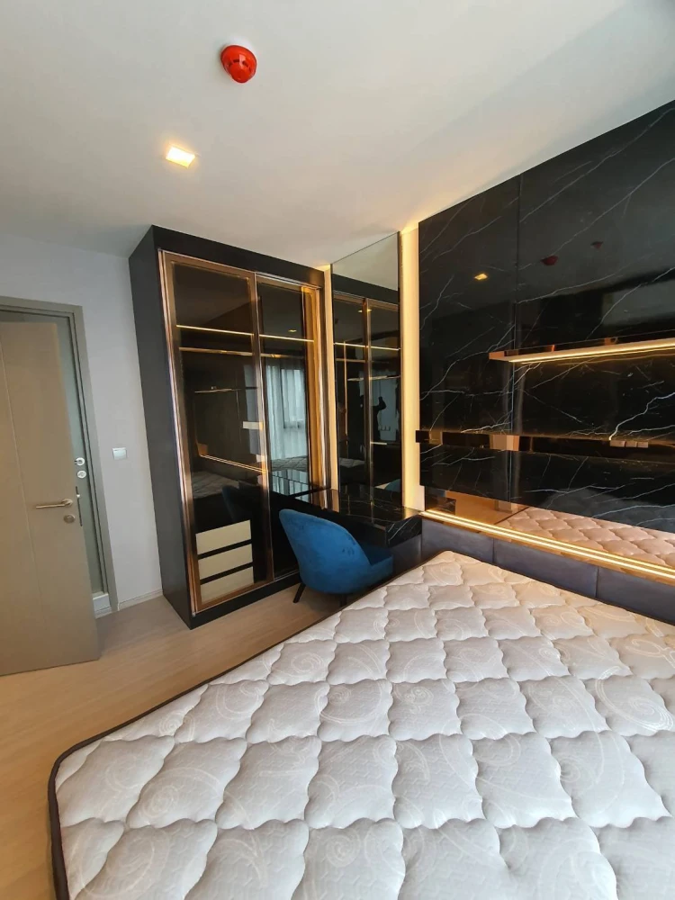 For rent: Life Asoke Hype, a beautifully decorated room with an auspicious room number, built-in walls and quality furniture. Reserve now!