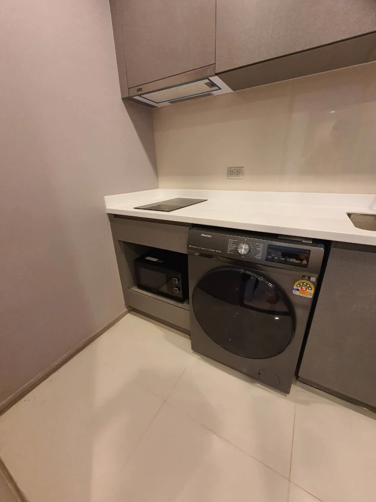 For rent: Life Asoke Hype, a beautifully decorated room with an auspicious room number, built-in walls and quality furniture. Reserve now!