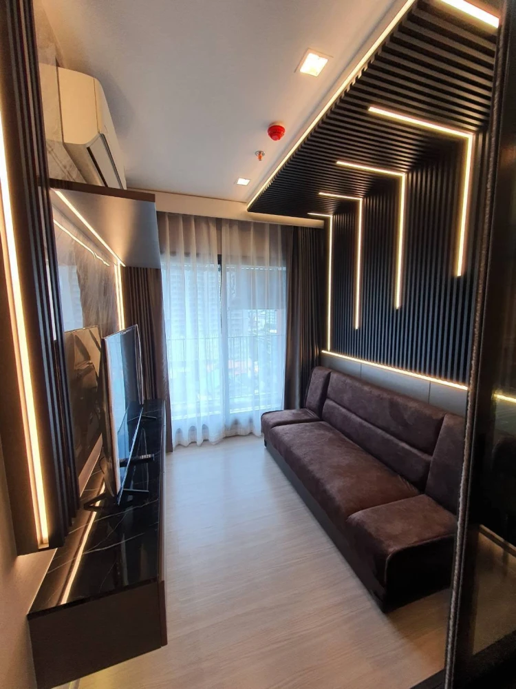 For rent: Life Asoke Hype, a beautifully decorated room with an auspicious room number, built-in walls and quality furniture. Reserve now!