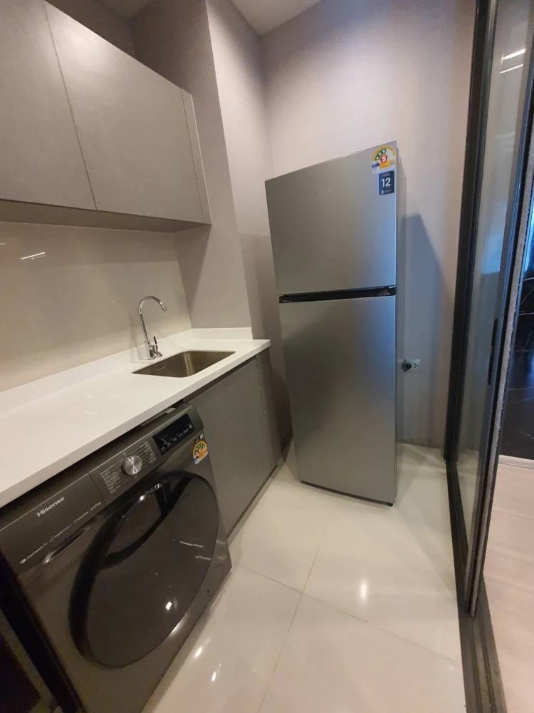 For rent: Life Asoke Hype, a beautifully decorated room with an auspicious room number, built-in walls and quality furniture. Reserve now!