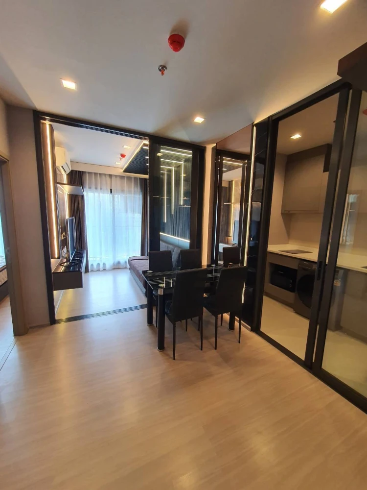 For rent: Life Asoke Hype, a beautifully decorated room with an auspicious room number, built-in walls and quality furniture. Reserve now!