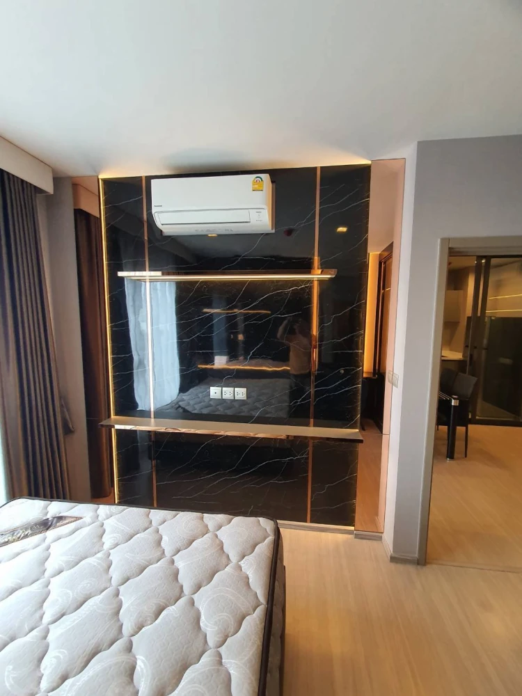 For rent: Life Asoke Hype, a beautifully decorated room with an auspicious room number, built-in walls and quality furniture. Reserve now!