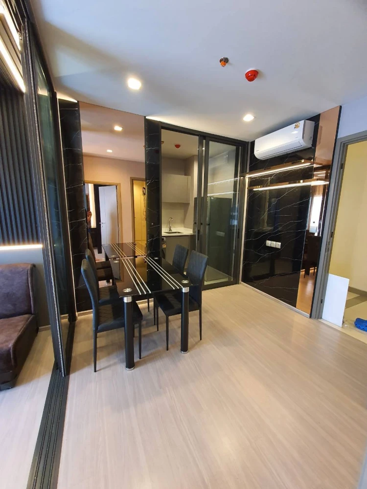 For rent: Life Asoke Hype, a beautifully decorated room with an auspicious room number, built-in walls and quality furniture. Reserve now!