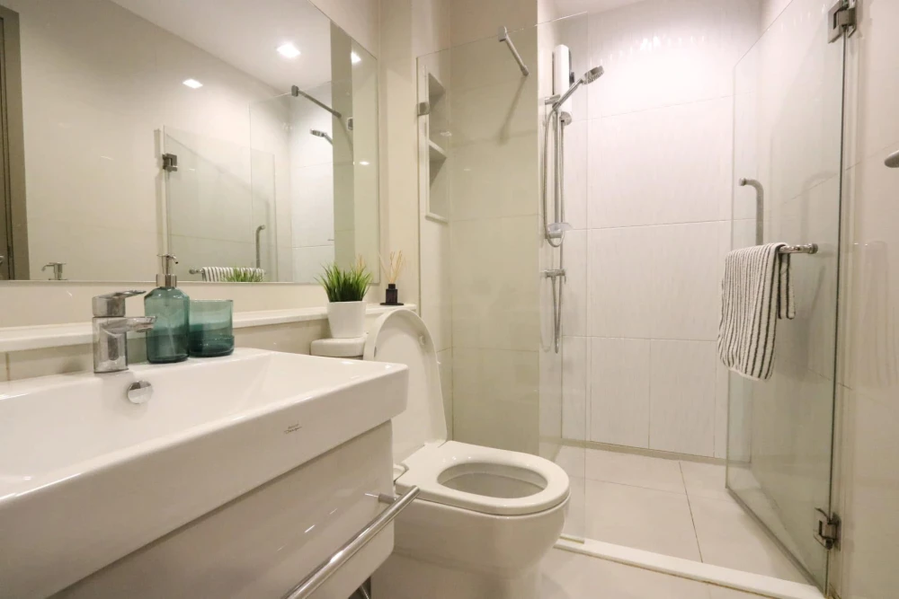 For rent: Life Asoke-Rama 9, 1 bedroom, 1 bathroom, decorated in a theme, comes with complete furniture and amenities. Reserve now!