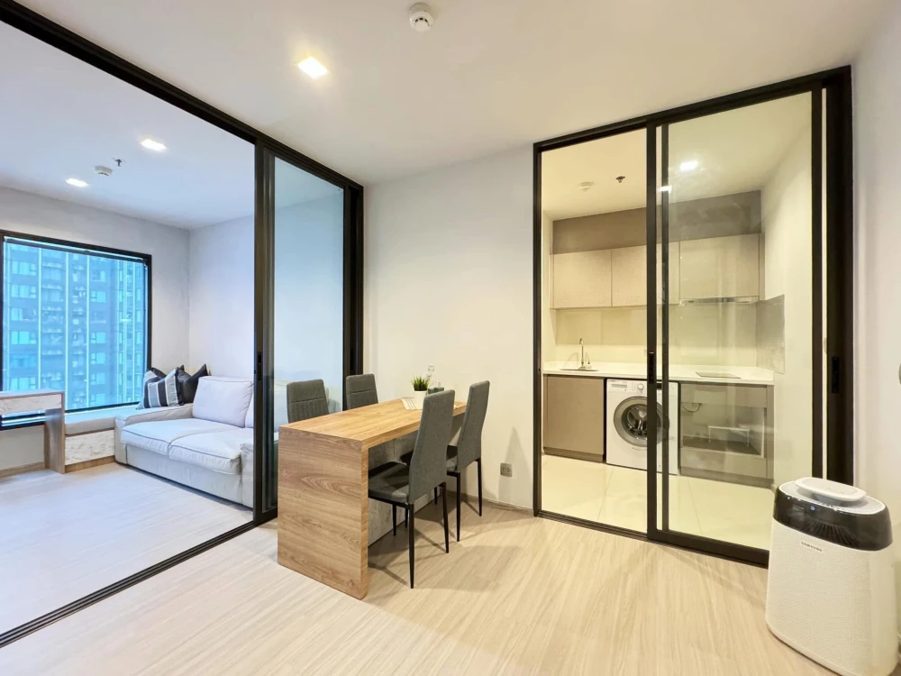 For rent: Life Asoke-Rama 9, 1 bedroom, 1 bathroom, decorated in a theme, comes with complete furniture and amenities. Reserve now!
