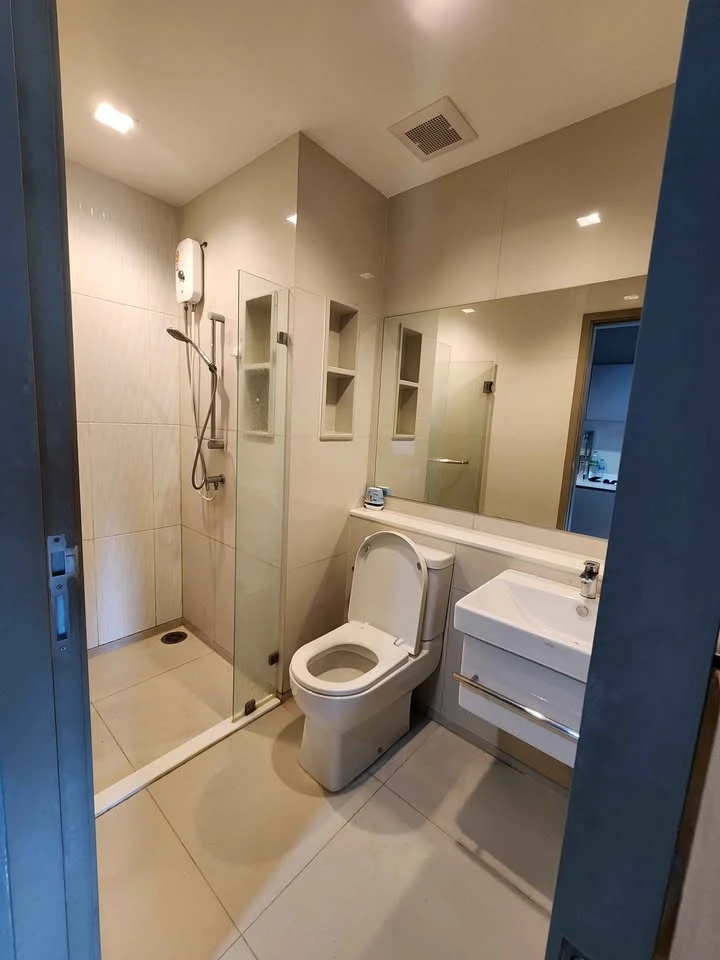 For rent: Life Asoke-Rama 9, 1 bedroom, 1 bathroom, built-in marble-patterned walls, complete electrical appliances, book now.