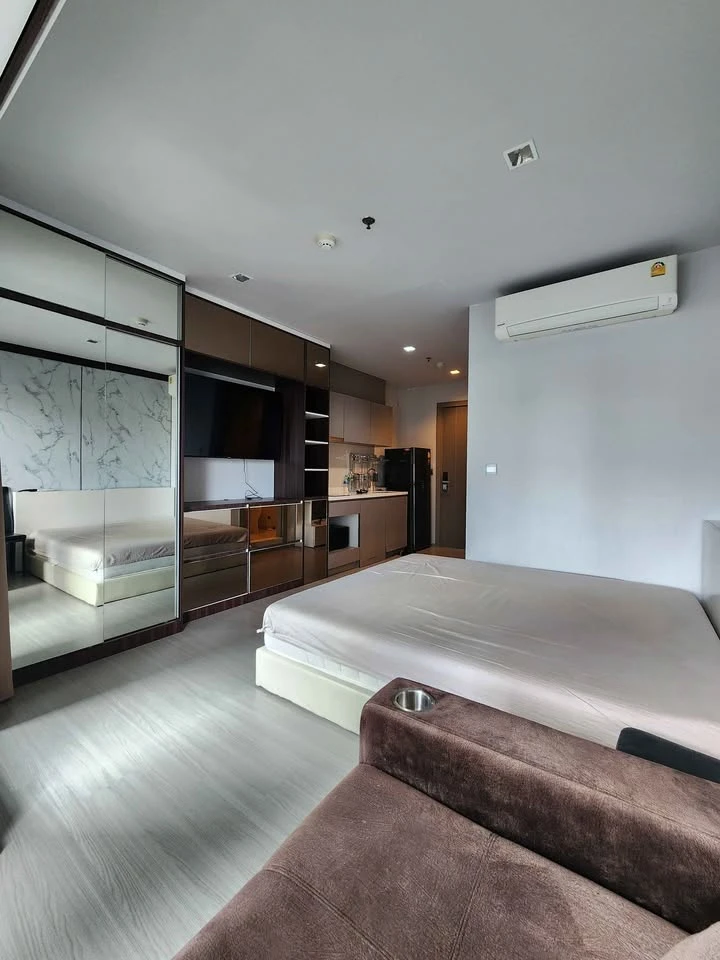 For rent: Life Asoke-Rama 9, 1 bedroom, 1 bathroom, built-in marble-patterned walls, complete electrical appliances, book now.