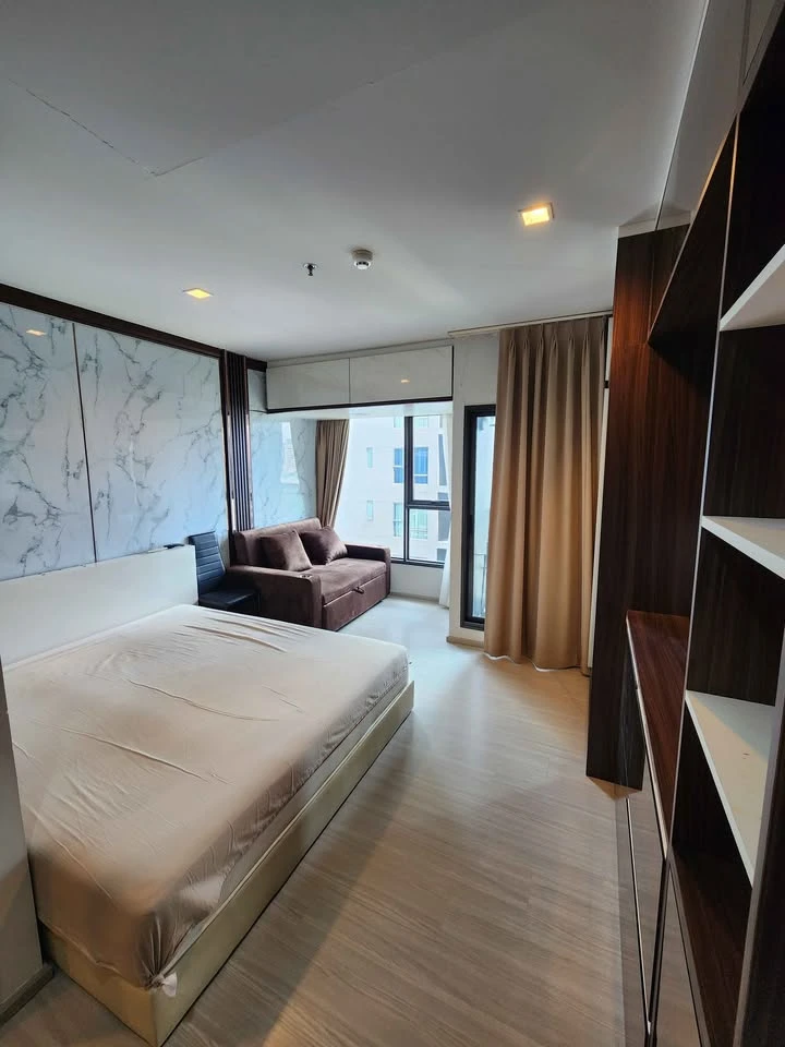 For rent: Life Asoke-Rama 9, 1 bedroom, 1 bathroom, built-in marble-patterned walls, complete electrical appliances, book now.