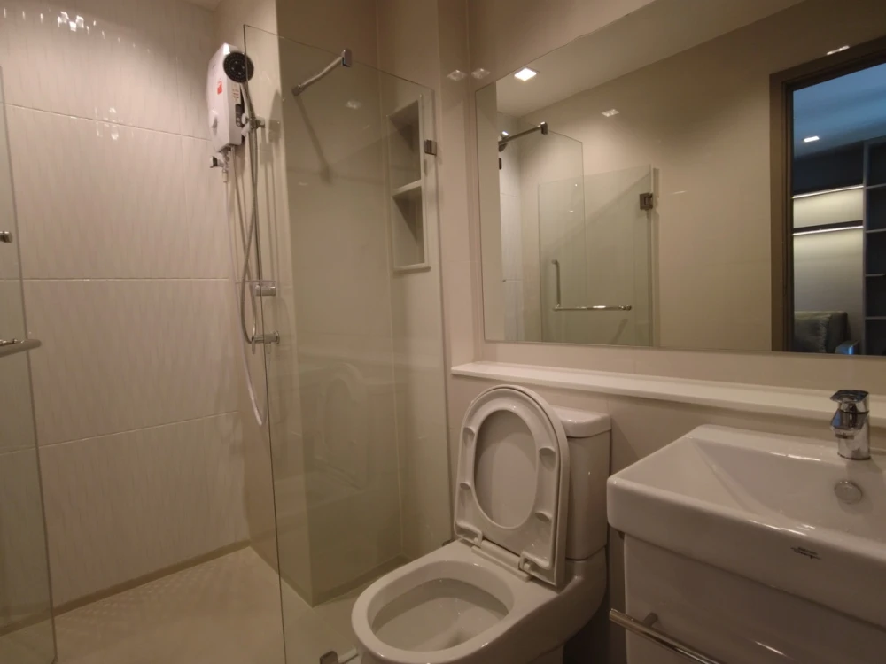 For rent: Life Asoke-Rama 9, 10th floor, garden view, fully furnished, ready to move in. Book now!