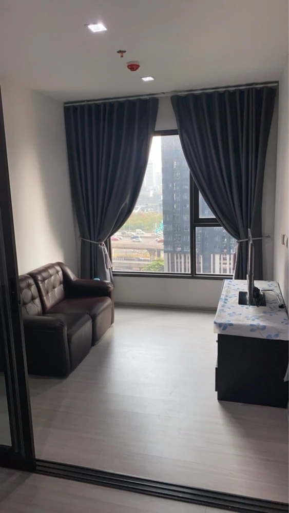 For rent: Life Asoke-Rama 9, 14th floor, fully furnished, very livable. Book now! Limited time offer!