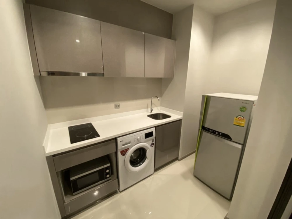 For rent: Life Asoke-Rama 9, 14th floor, fully furnished, very livable. Book now! Limited time offer!