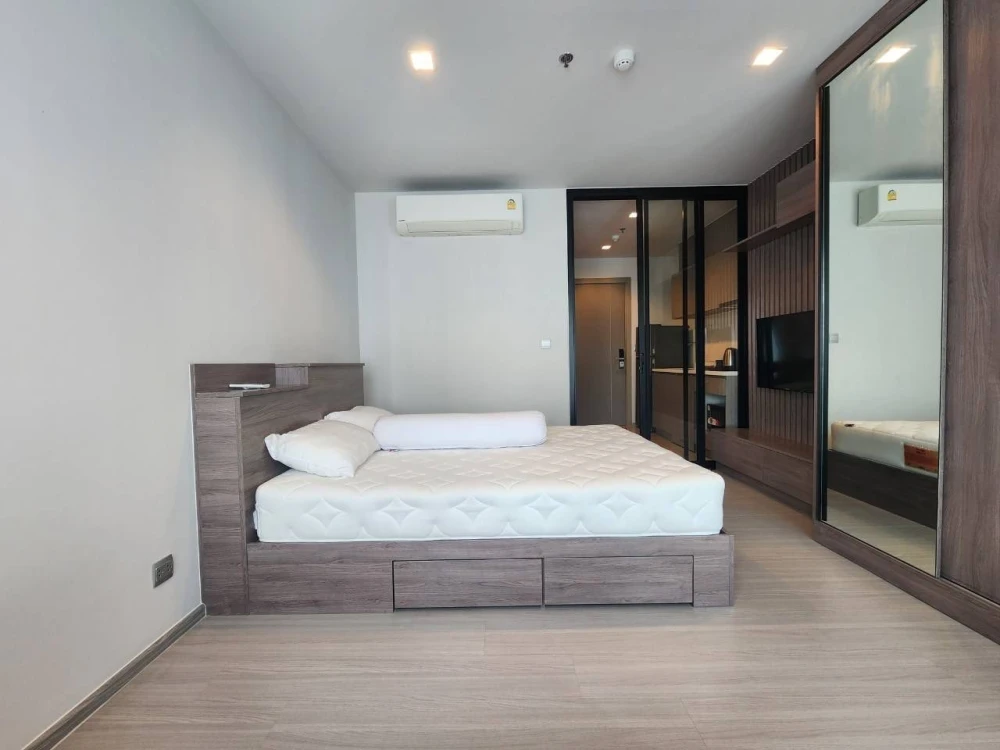 For rent: Life Asoke-Rama 9, 21st floor, fully furnished unit, ready to move in. Book now, don't wait!