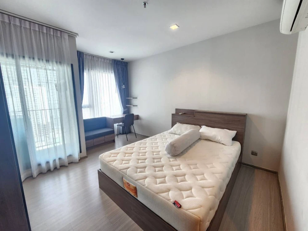 For rent: Life Asoke-Rama 9, 21st floor, fully furnished unit, ready to move in. Book now, don't wait!