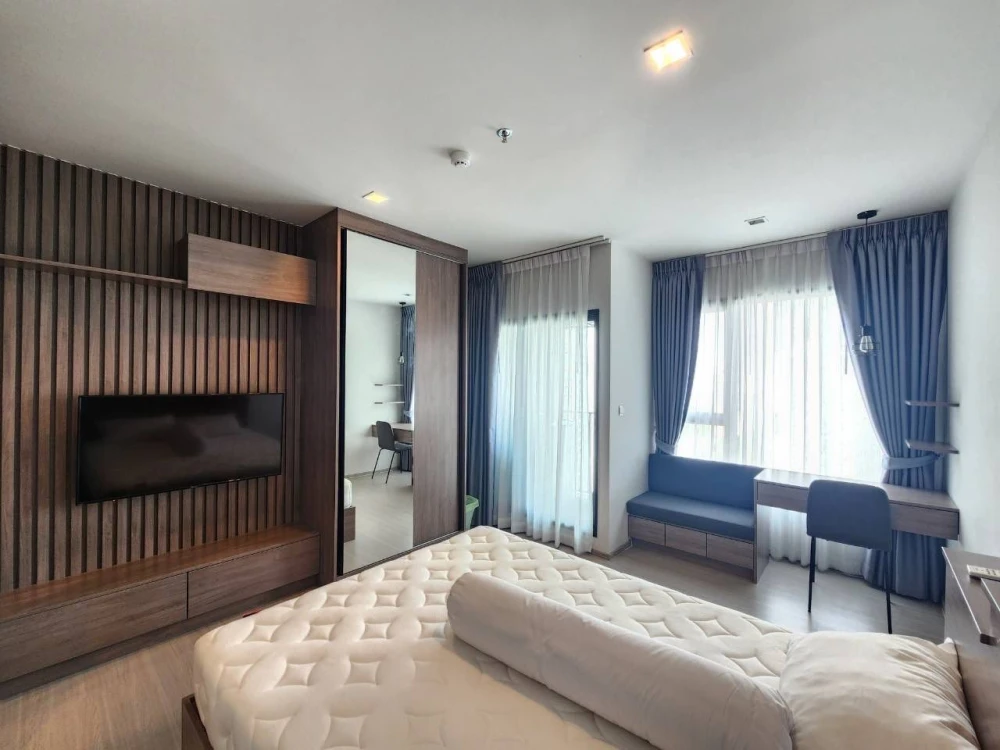 For rent: Life Asoke-Rama 9, 21st floor, fully furnished unit, ready to move in. Book now, don't wait!
