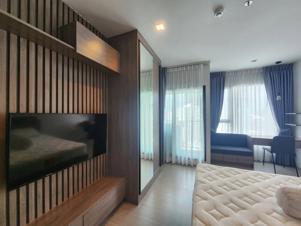 For rent: Life Asoke-Rama 9, 21st floor, fully furnished unit, ready to move in. Book now, don't wait!