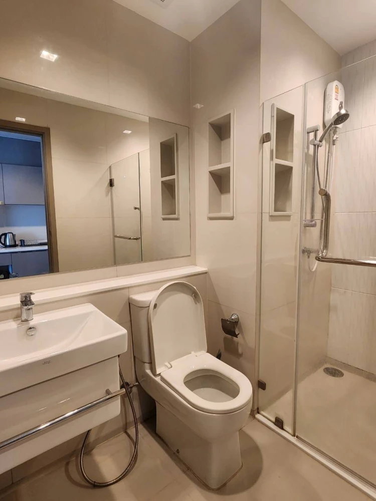 For rent: Life Asoke-Rama 9, 21st floor, fully furnished unit, ready to move in. Book now, don't wait!